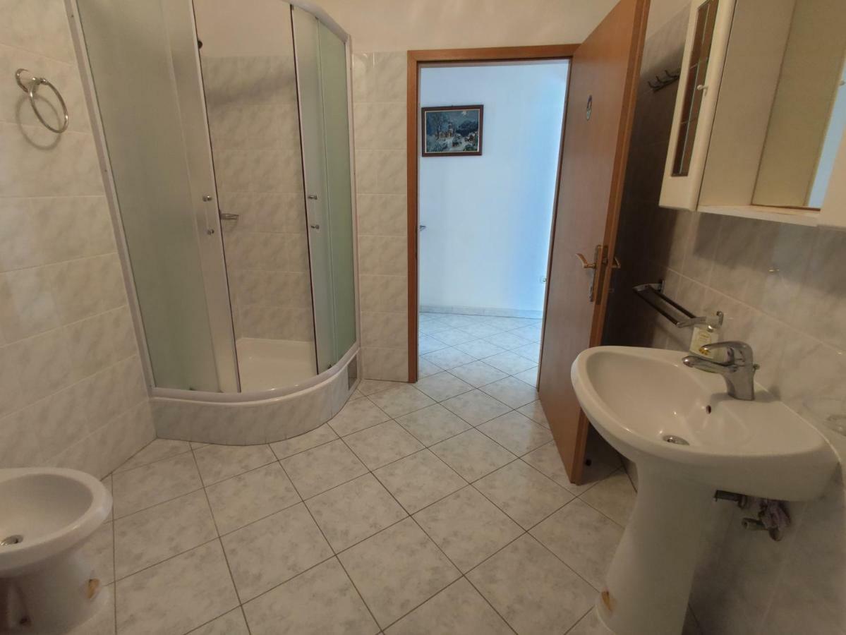 Eva Apartment 1 โตรกีร์ ภายนอก รูปภาพ